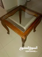  4 للبيع غرفة صالون قعدة مستعملة. ثلاثية وثنائية ومفردتين وطاولة وسط وطرييزتين