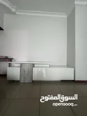  4 طاولة تلفزيون لامنيت لون ابيض بحالة الجديد مع وحدات تخزين