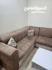  2 طقم كورنر  لون بني  مع طاوله وسط مع طاوله شاشه و خزانه كنادر  العفش  مستعمله بحاله جيده