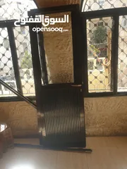  2 ابواب خشبية وأبواب المنيوم داخلية معروضة للبيع بحالة ممتازة.. تم تنزيل السعر للابواب. الباب بسعر 40