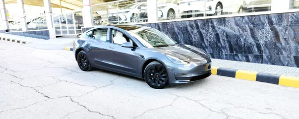  1 تيسلا 2023 model 3 فحص كامل اوتوسكور +B ممشى قليل بحالة الوكالة لون مميز داخلي ابيض بسعر لقطة