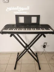  1 Portable music keyboard Yamaha (PSR-E273)