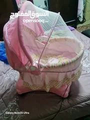  1 تخت بيبي هزاز  حركات  في موسيقى بركب عليه فلاشه وبنشبك عليه بلوتوث  بحالة الوكاله للبيع
