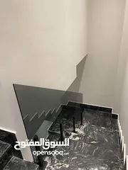  23 تفصيل وتركيب كافة اعمال السكوريت والشور بوكس ومرايا البقلاوة والديكور ومرايا الانارة