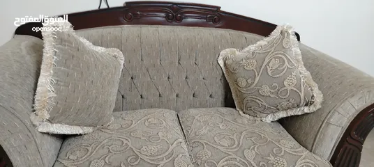  9 طقم ضيوف كنب خشب سويد اسفنج دانلوب ضغط اصلي بحاله الوكاله مرتب جدا وفخم لون طحيني وبيج