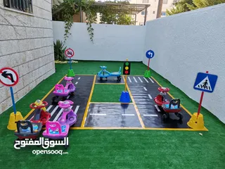  1 حديقة مرورية 4متر في 4 متر مع شواخص مرورية وسيارات.