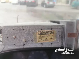  11 مسجل راديو بيكر كان راكب على مرسيدس.