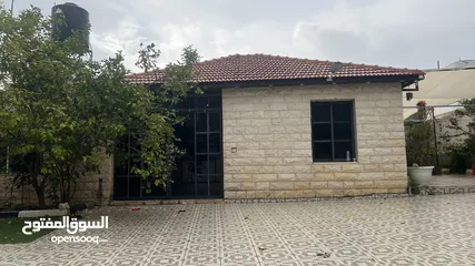  1 يوجد منزل مستقل في رمانة - منطقة العكد  مع ساحة وجدران ولها مدخلين ومع دونم ارض  مساحة المنزل 220م