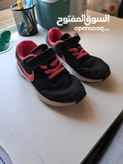  7 فستانان بناتي الاول ماركة next طويل والثاني مورد جديد غير مستعمل .  وحذاء ماركة nike الاصلي للبيع