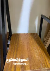  1 طاولة كمبيوتر مستعمل بحالة جيدة للبيع
