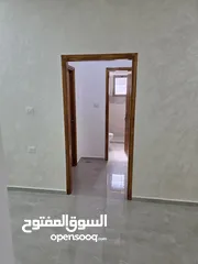  12 شقه للايجار السنوي جديده لم تسكن بعد والعماره جديده متوفر مصعد وكراج سياره