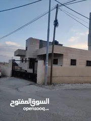  5 ارض مساحة 550 متر وبناء قائم 240م مع طابق ارضي عبارة عن موقف سيارات