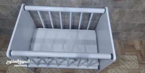  2 مستلزمات اطفال + سرير بيبي + للبيع