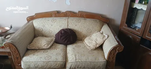  1 طقم كنب بحالة الوكاله مع طاولات