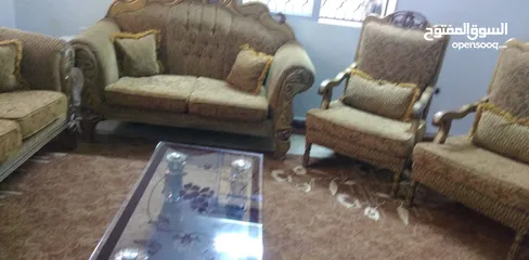  1 كنب للبيع  مع طاوله شاشه