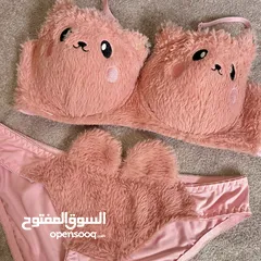  1 طقم داخلي فرو قطعتين. لون زهري وكيوت على شكل دب. حجم 38. جودة رهيبة وقطعة مميزة. اشتريها ودللي حالك.