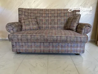  1 طقم كنبايات 7 مقاعد تفصيل خشب ثقيل مستعمل للبيع مكون من 1 ثلاثية 1 ثنائية 2 مفردة مع طقم طربيزات