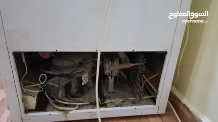  3 فريزر اريستون بطح للبيع بحاجة الى تصليح
