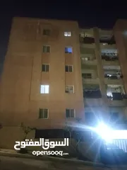  3 شقة في إسكان المعلمين أبو علندا مساحة 135 م2 . مكونة من 3 غرف و صالة كبيرة حرف L و حمامين و مطبخ