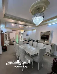  3 طاولة 3 قطع مع سفرة 8 كراسي للبيع شبه وكاله الطاولة فخمة لأصحاب الذوق الرفيع اشتريتها قبل سنه