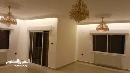  10 شقه فارغه فاخره ومميزه جدا  سوبر ديلوكس للايجار لم تسكن بعد التجديد نهائيا 200متر