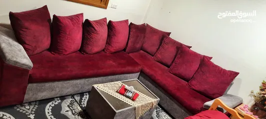  2 للبيع بداعي السفر طقم كورنر مستعمل بحالة الجديد  خشب تنجيد فخم خمري وسلفر مع  طاولة وسط تصميم راقي