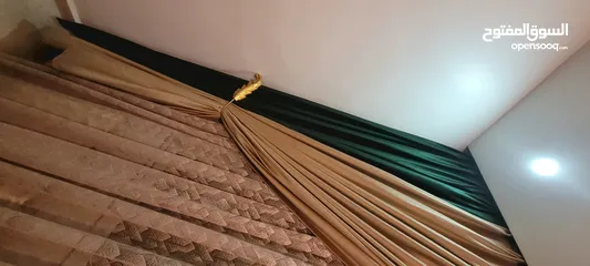  7 طقم كنب وستارة للبيع بداعي السفر استعمال خفيف شبه الجديد الستاره تفصيل