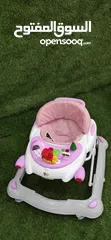  2 كراجه عرباية مشي للأطفال - مريحة وآمنة!   التصميم: عربة مشي أنيقة باللونين والوردي والابيض والسكني
