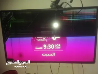  1 شاشه 32 مكسوره ولكن شغاله ممتازه