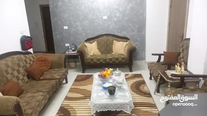  1 طقم كنب بحاله جيده للبيع بسعر مميز  تم تنزيل السعر الى 60 بدلا من 90 للبيع المستعجل