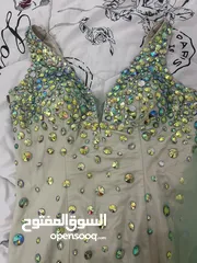  2 فساتين مستعمله استعمال مره وحده