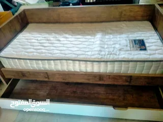  7 تخت شبابي ايكيا مع فرشة الدكتور وبداخله جارور للتخزين