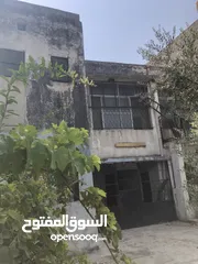  1 منزل قديم مكون من طابقين