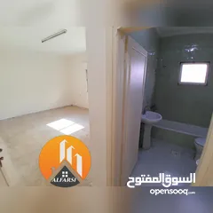  7 شقة طابق اول مع بلكونة ومصعد للإيجار في افضل وارقى المواقع في ضاحية الاقصى واسعة