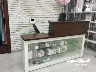  4 مكتب رسبشن مع خزانة دفات مرايا جانبية بحالة ممتازة