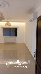  25 شقه فارغه فاخره ومميزه جدا  سوبر ديلوكس للايجار لم تسكن بعد التجديد نهائيا 200متر