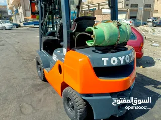  1 رافعة شوكية نوع تيوتا حمولة 2طن ونص للبيع
