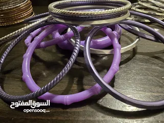  12 اساور بلاستيك بنفسجي، وفضي عدد 15