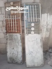  2 تلفاز مع طاوله ورسيفر+باب حديد