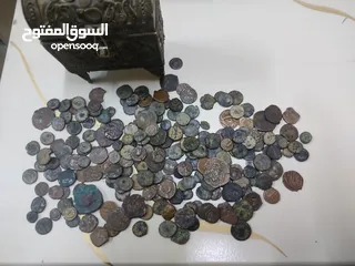  2 240 عملة قديمة مع صندوق قديم