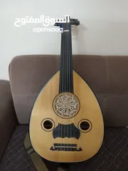  1 عود الكترك وبرضو عادي بعطي صوت بدون ساوند سيستم مع لاقط لاسلكي وشنته وحامل كتف ... عليه ايكولايزر