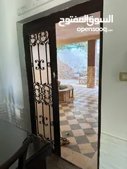  6 شقه من فيلا(غير مفروشة )للايجار طابق اول ب 360 ويوجد شقة صغيره طابق ارضي مدخل مستقل (غير مفروشة)150د