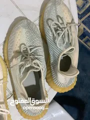  8 shoes Adidas Yeezy original 43وثلث الابيض اصلي والرمادي قياس 44 كوبي  بحاله ممتازه كانه جديد .