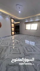  16 شقه طابقيه اربع غرف نوم الزرقاءالجديده شارع الونك  خلف فندق الجوابره مع مطبخ للبيع