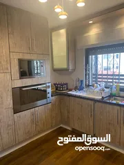 27 شقة طابقية مميزة طابق أخير مع روف للبيع بإم السماق