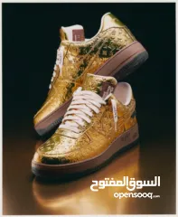  1 ￼  هذا حذاء رياضي من طراز Louis Vuitton x Nike Air Force 1 Low باللون الذهبي المعدني.   (حبة نادرة)