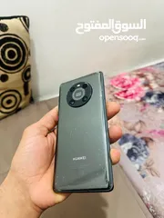  5 ميت 40 برو مع الشاحن معفي ضريبة حمايه في الظهر فيه خبطه في الشاشه لا تأثر على الاستعمال 256جيجا 5G
