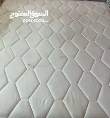  5 فرشة زمبركيه بحالة جيده صحيح فيها طبع عصير ولكن بحالة الوكالة   العرض 181 m طول 200 m