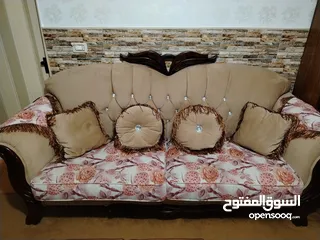  6 طقم كنبايات للبيع منظره فخم وحلو ونظيف بحال الوكاله ومريح بالجلوس مع طربيزات النص