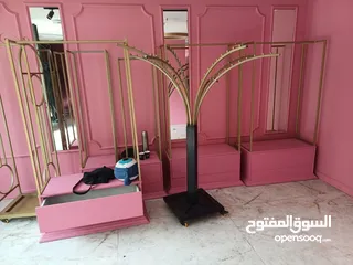  2 ديكور مركز تجاري مستخدم للبيع يحتوي على 24 قطعه مختلفة ما بين خزائن و جوارير و ستاندات عرض و مكتب